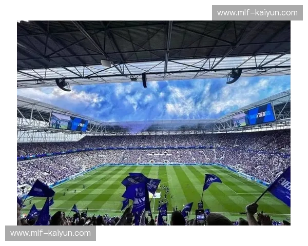 蓝色狂潮席卷古迪逊公园：埃弗顿与女王巡游的绿茵史诗